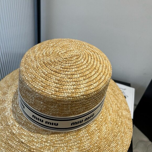 Miumiu's new straw hat - Picture 4 of 9